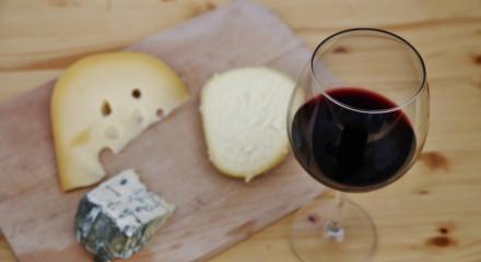 Cum poți transforma orice gustare într-o experiență culinară | Vinul și brânza