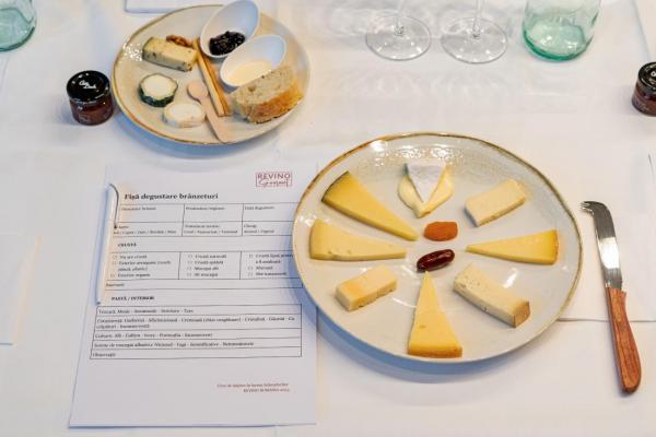 Curs de inițiere în lumea brânzeturilor, degustare de sortimente românești și internaționale, Hotel Novotel, București