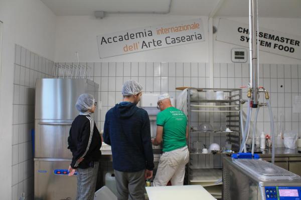 De la atelier la Accademia Internazionale dell'Arte Casearia: Călătoria unui artizan în lumea brânzeturilor italiene   