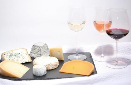 Tarifele impuse de Trump pun presiune pe importurile gourmet: vinul și brânzeturile franceze, în pericol pe piața americană